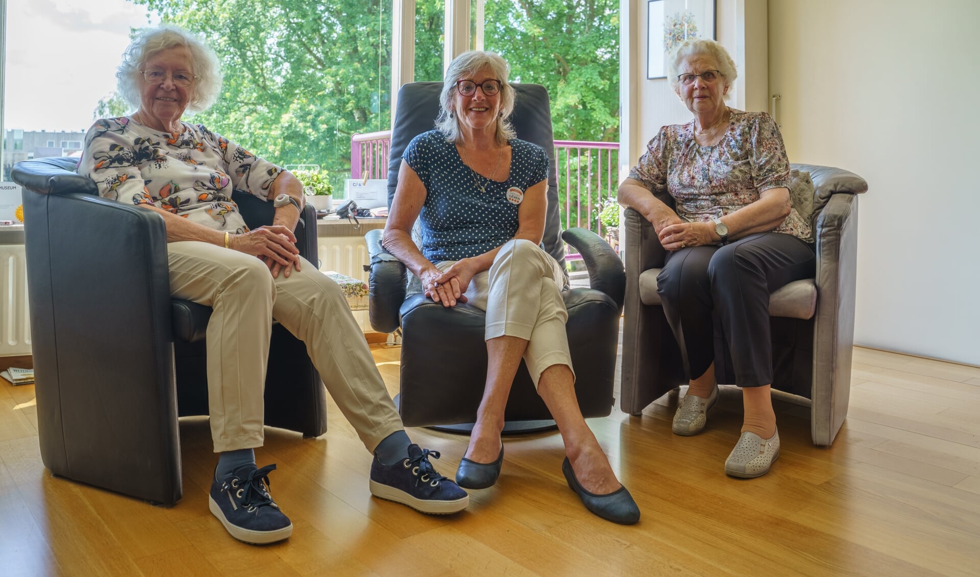 Mevrouw Jansen (l) en mevrouw Bakker (r) gaan elke maand graag mee op stap met Vier het Leven. In het midden Marga Zoet, coördinator voor de regio Hoorn.