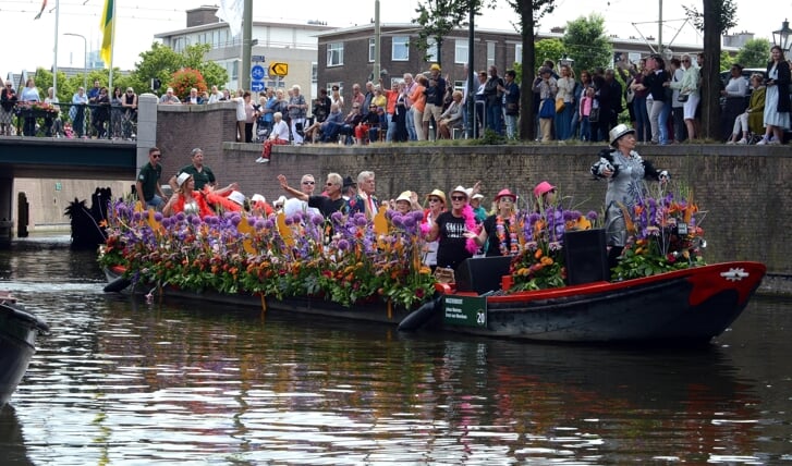 Het Haags publiek geniet van de versierde boten.