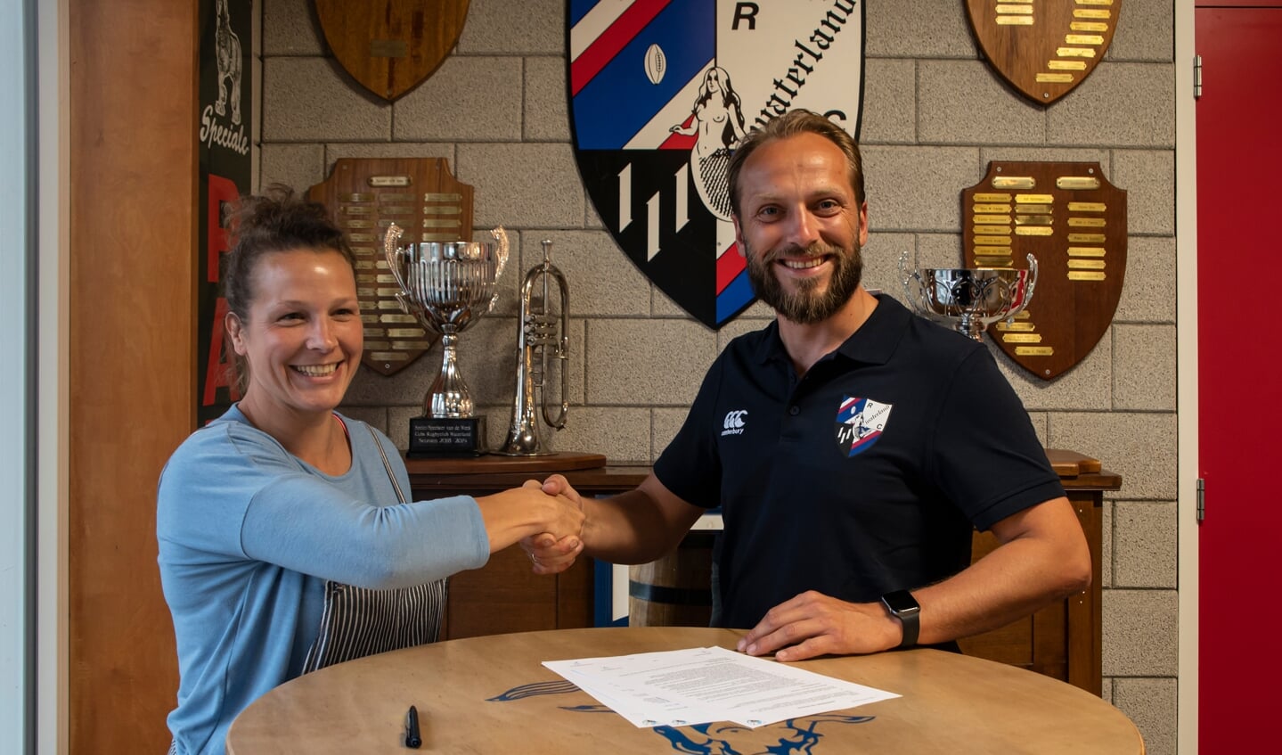 Voorzitter Jelle Hofman van RCW feliciteert Pien Selbeck, de nieuwe hoofdtrainer van Blue Waves.