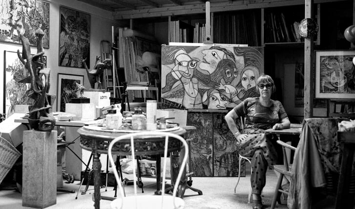Lotti van der Gaag in haar atelier, ca. 1985.