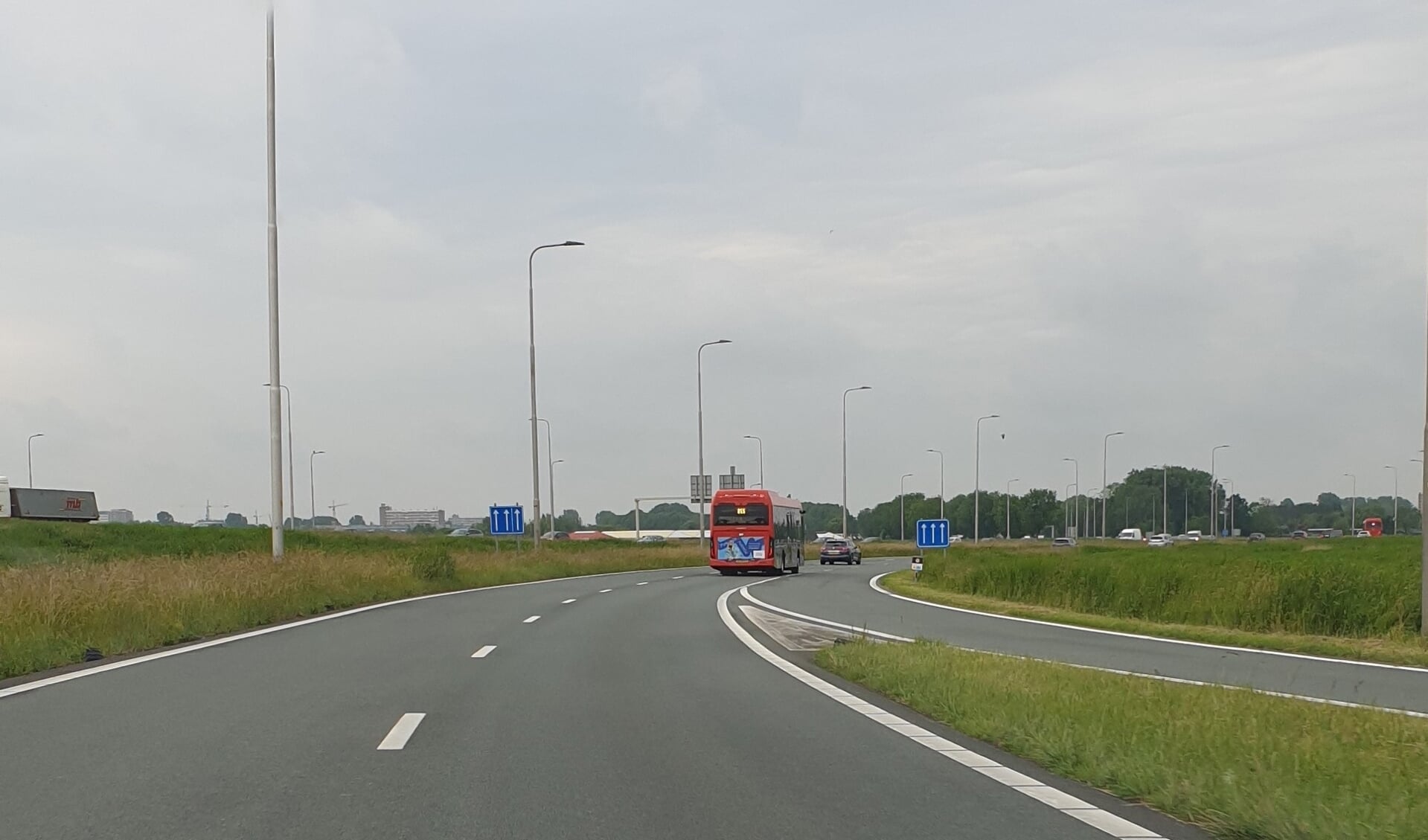 De bocht van N205 bij Haarlem een plek waar verschuiving van de grond gaande is.