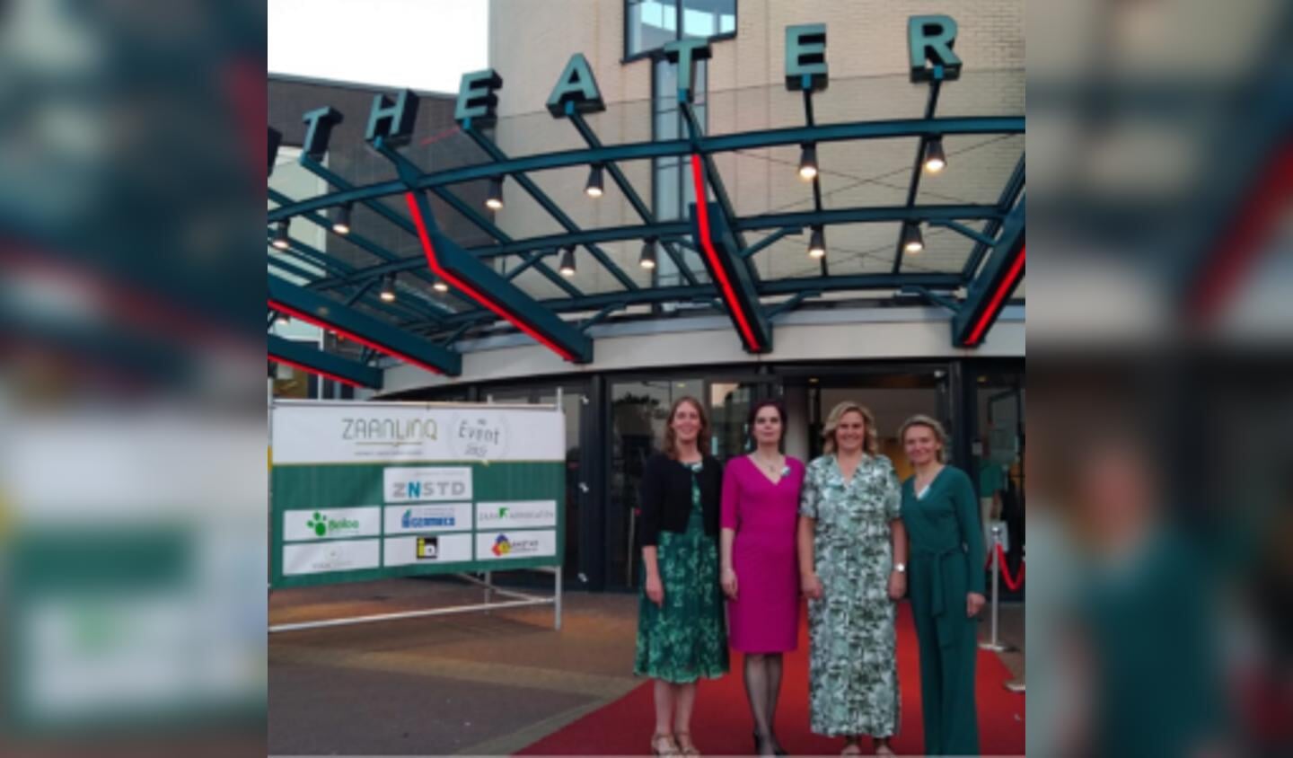 Het oude bestuur vlnr. Linda Hoorn, Brenda Eerdhuijzen, Nicole Horak en Natasha Kouznetsova wacht op de komst van nieuwe voorzitter Amber Hackmann.
