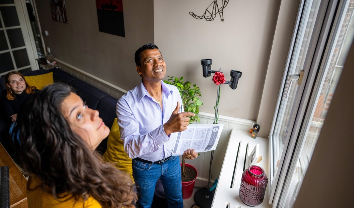 Een energiecoach helpt zijn of haar buren door tips te geven over hoe ze energie kunnen besparen.