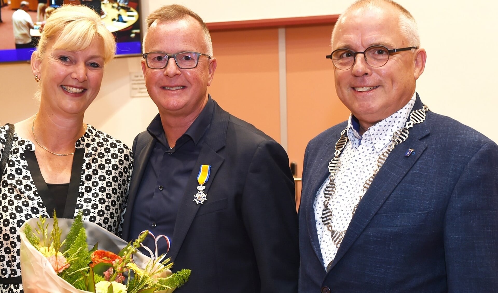 Koninklijke onderscheiding voor de heer Rolf van Wanrooij. Vlnr.: mevrouw van Wanrooij, de heer van Wanrooij en locoburgemeester Schalkwijk.