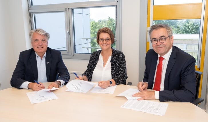 Burgemeester David Moolenburgh van Zandvoort, Marieke Dankbaar van Pot Jonker en burgemeester Jos Wienen van Haarlem tekenden 11 juli de overeenkomst.