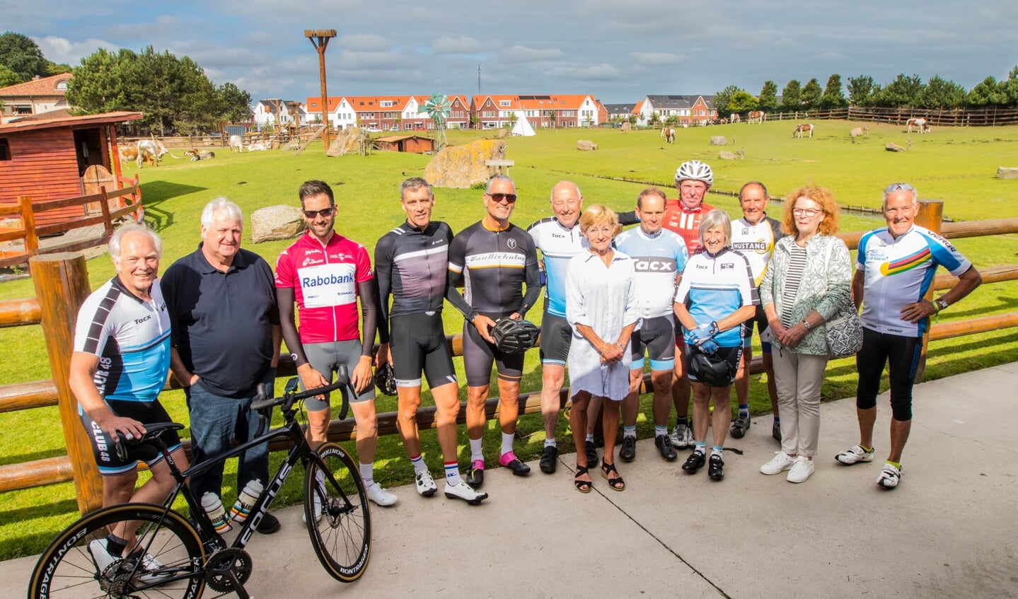 De kampioenenfoto met daarop diverse wielrenners die in hun carrière ooit een titel behaalden. V.l.n.r. René Koppert, Herman Ponsteen, Tom Leezer, Marco van der Hulst, Rik Moorman, Piet de Wit, Cees Bal, Jos Niesten. Dames v.l.n.r. Minie de Jong-Brinkhof, Tineke Fopma, Ineke Heusinkveld-van IJken.