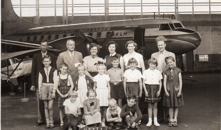 Klas 1, 2 en 3 van de Lagere School Hobrede op schoolreisje naar Schiphol in 1956