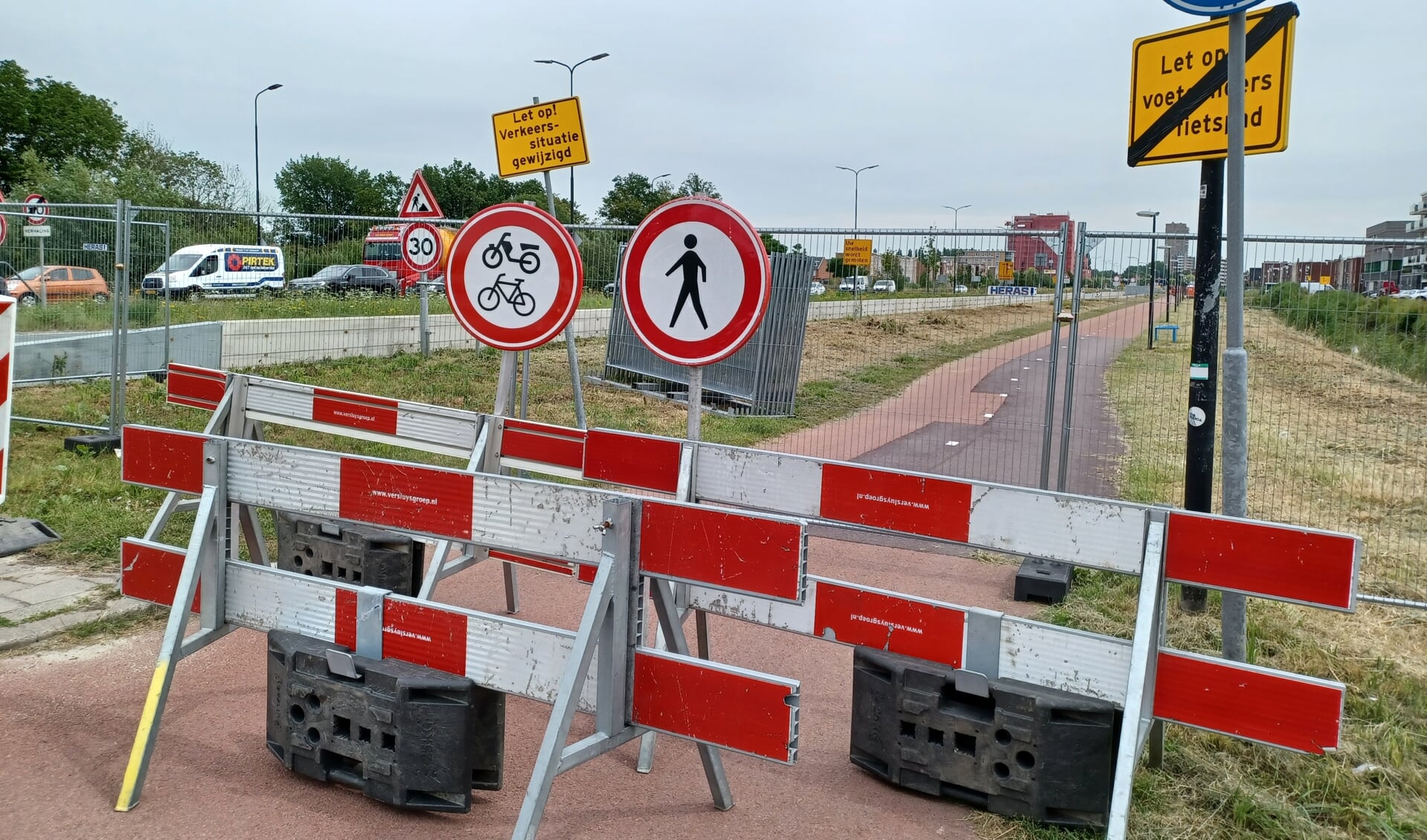 De eerste werkzaamheden voor WarmtelinQ zijn begonnen: het fietspad langs RijswijkBuiten is sinds 11 juli afgesloten.