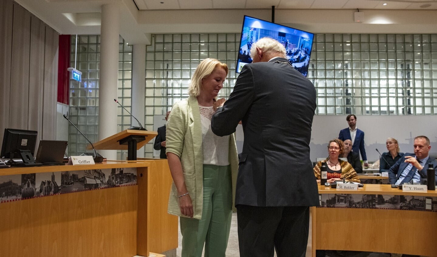 Patricia van Aaken kreeg de M.C.M. de Groot-speld opgespeld door burgemeester Lamers bij haar afscheid. 