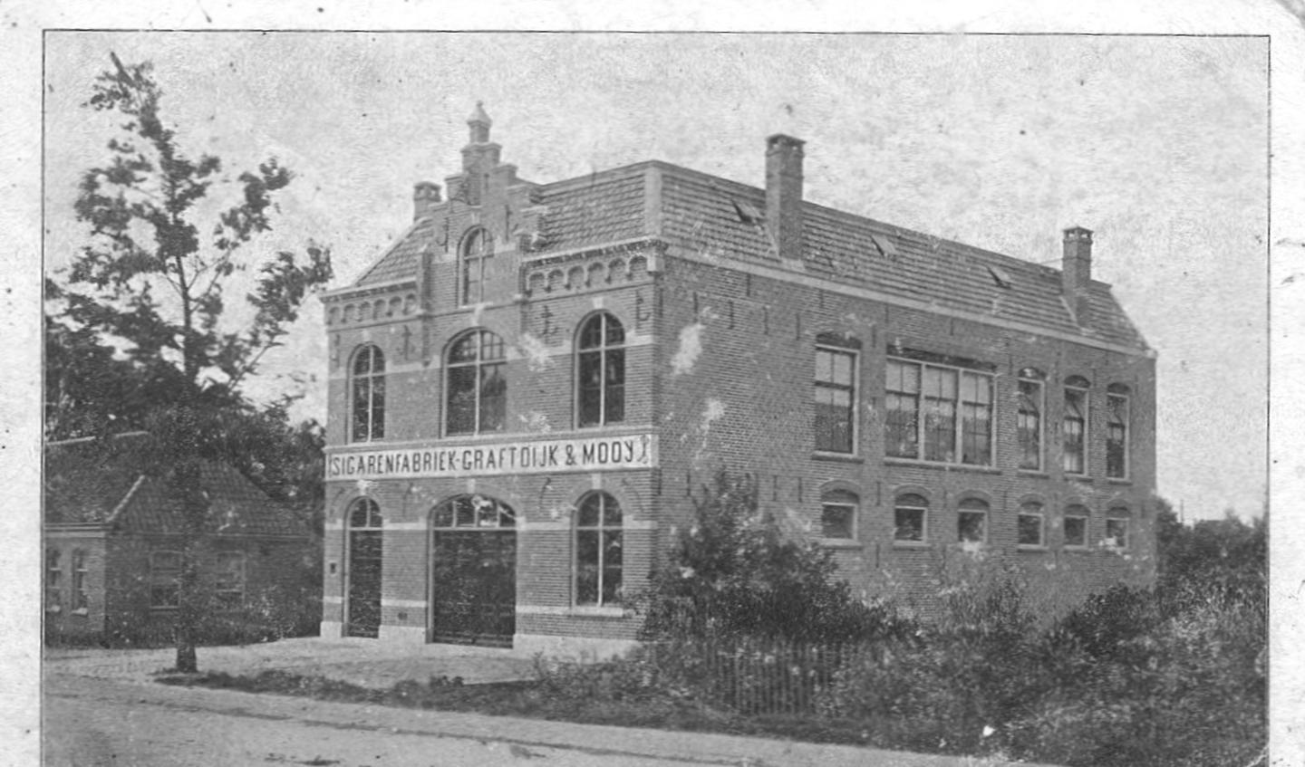 Ansichtkaart van het gebouw in 1911, toen nog in gebruik als sigarenfabriek