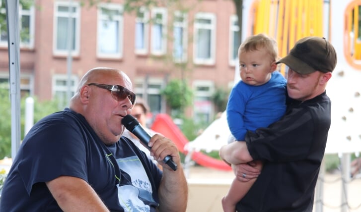 Gooise Willem zingt zijn jarige kleinzoon toe