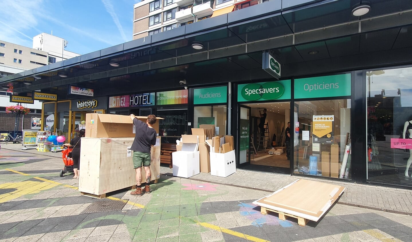 Specsavers op het Osdorpplein nog hard bezig om het vernieuwde filiaal aanstaande zaterdag te openen.