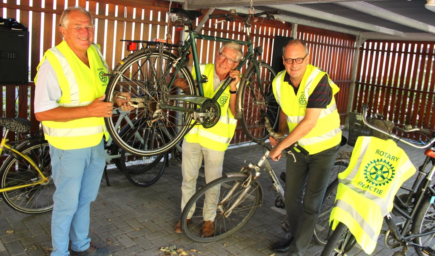 De eerste fietsen worden onder handen genomen door Rob Nout, Paul Francissen en Volker Dohne (van links naar rechts).