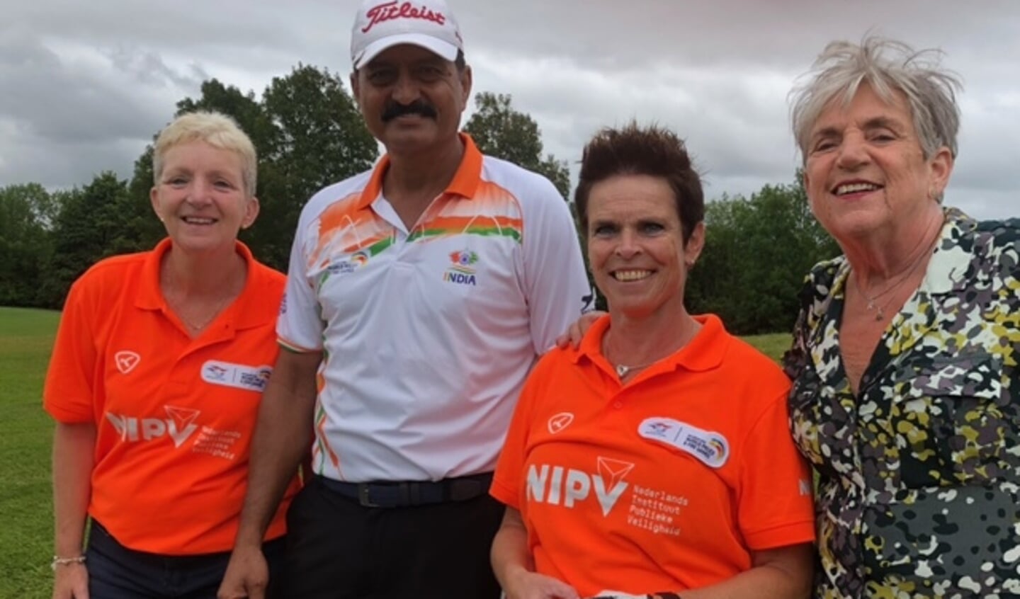 Irene Schoonfeld, tweede van rechts, in de prijzen gevallen tijdens de World Police & Fire Games.