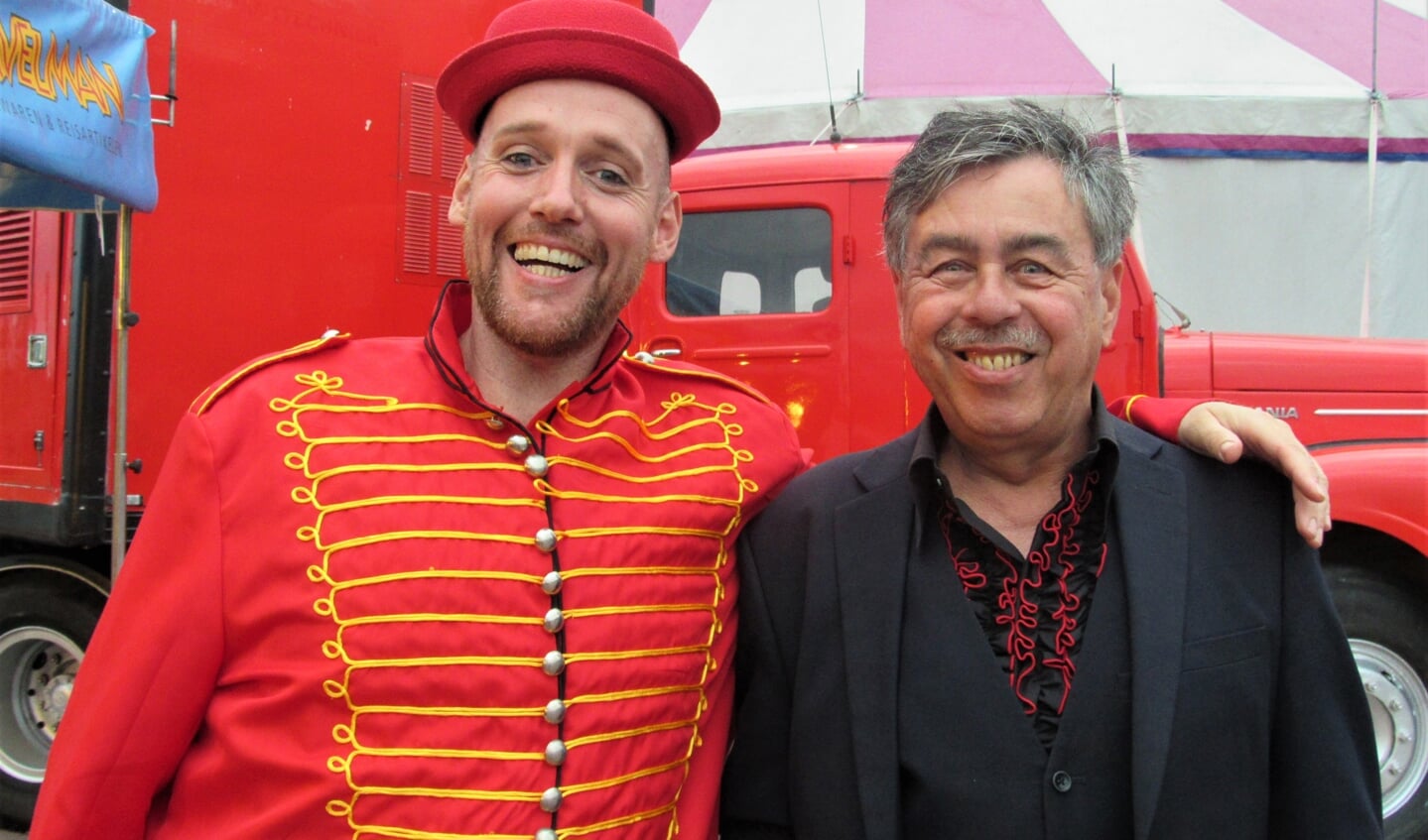 Clown Jofri  samen met circusbaas en spreekstalmeester Maurice Veldkamp na afloop van een voorstelling.