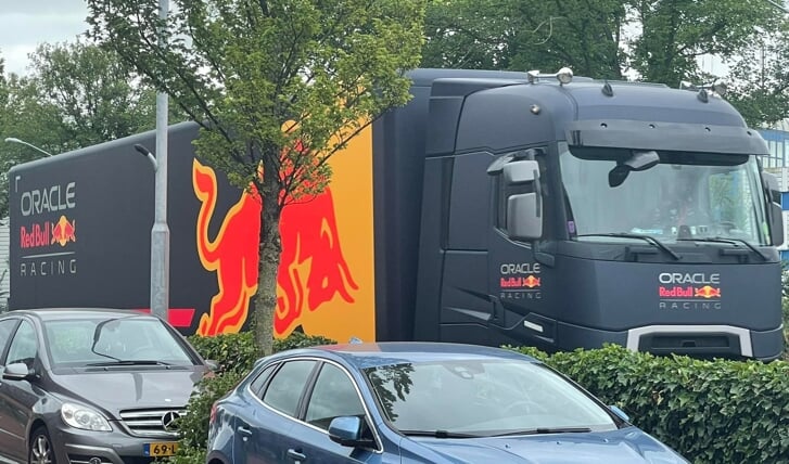 red Bull staat voor het stoplicht te wachten in Haarlem.