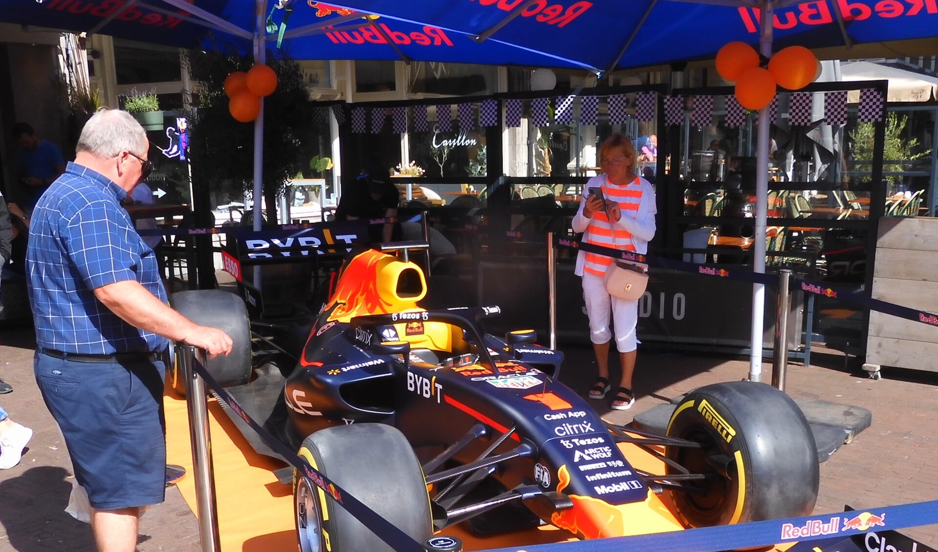 De racewagen van Red Bull trok veel bekijks.