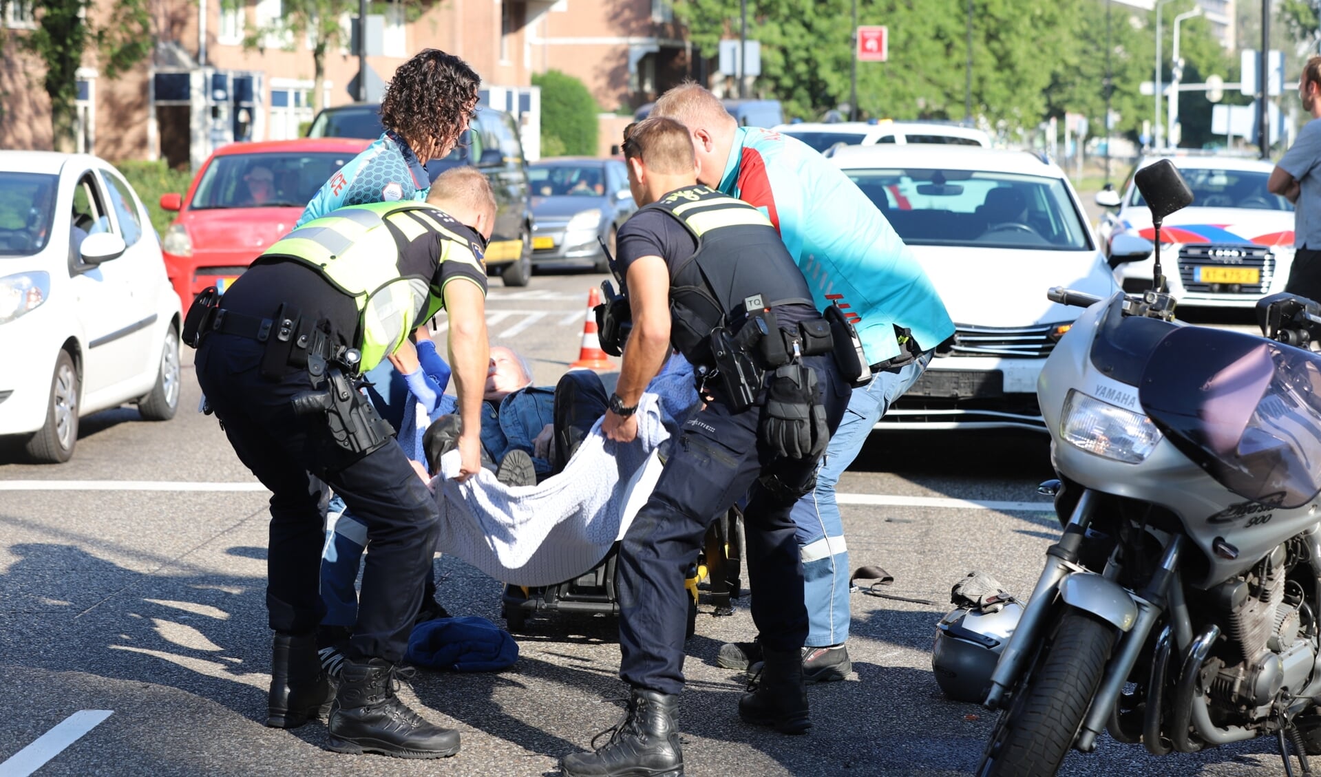 De opzittende van de motor werd nagekeken op letsel.