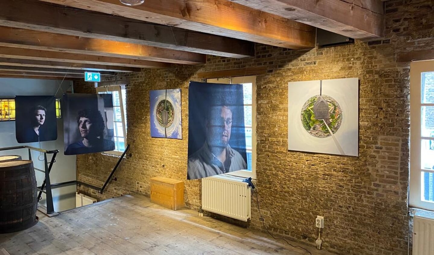 Portretten van de Schiedamse molenaars hangen centraal op de molenexpositie in het Jenevermuseum.