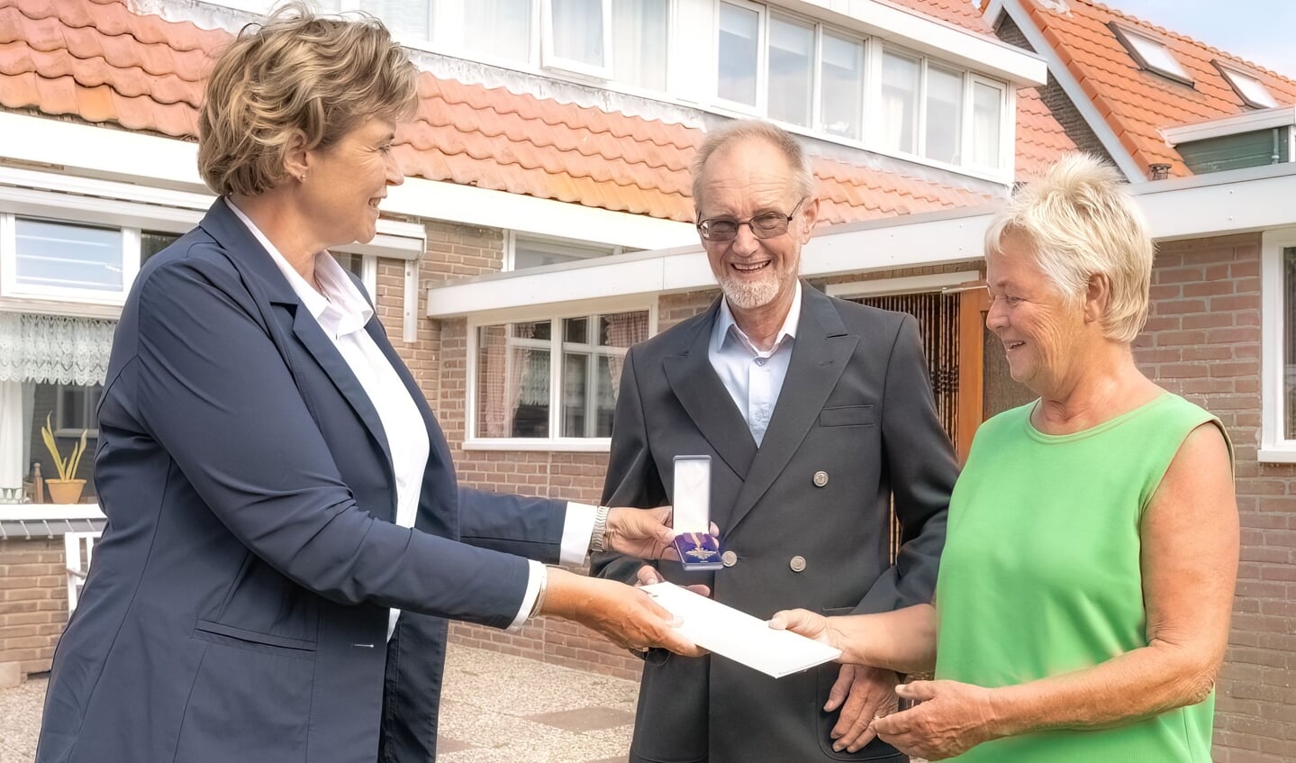 Marjan van Kampen reikt postume onderscheiding uit.