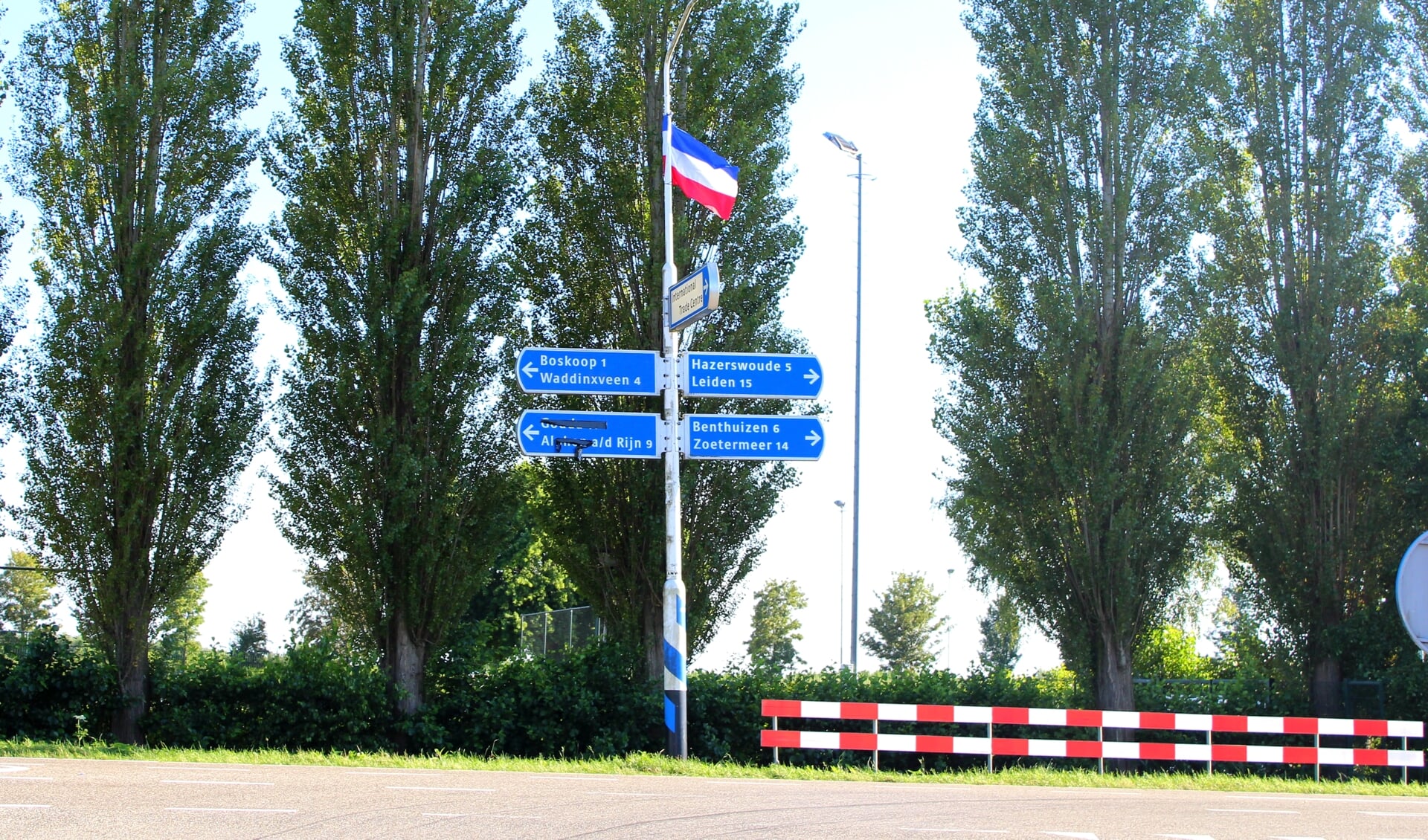 Vlaggen langs de provinciale wegen in Zuid-Holland worden door de provincie verwijderd, zoals hier langs de N455 in de gemeente Alphen.