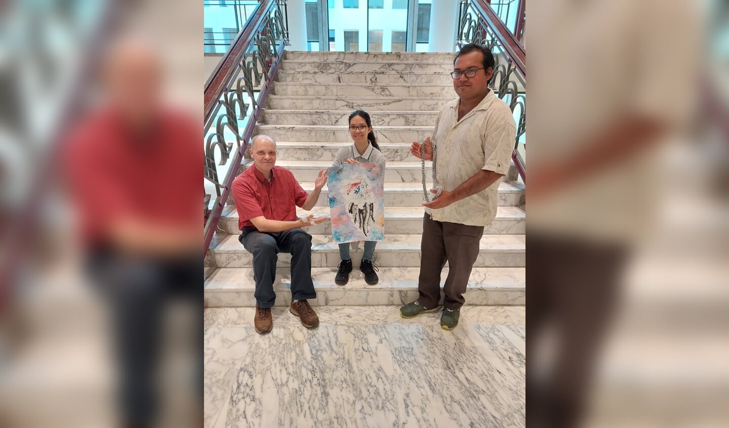 Vader en dochter Arnoud en Akari de Kroon en Aryen Bhagirath tonen op de trappen van Het Huis van de Stad hun kunstwerken.