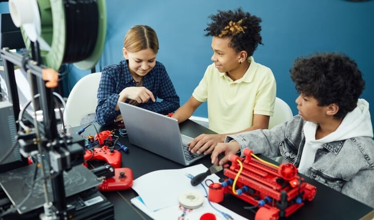 Kinderen leren werken met een 3d-printer.
