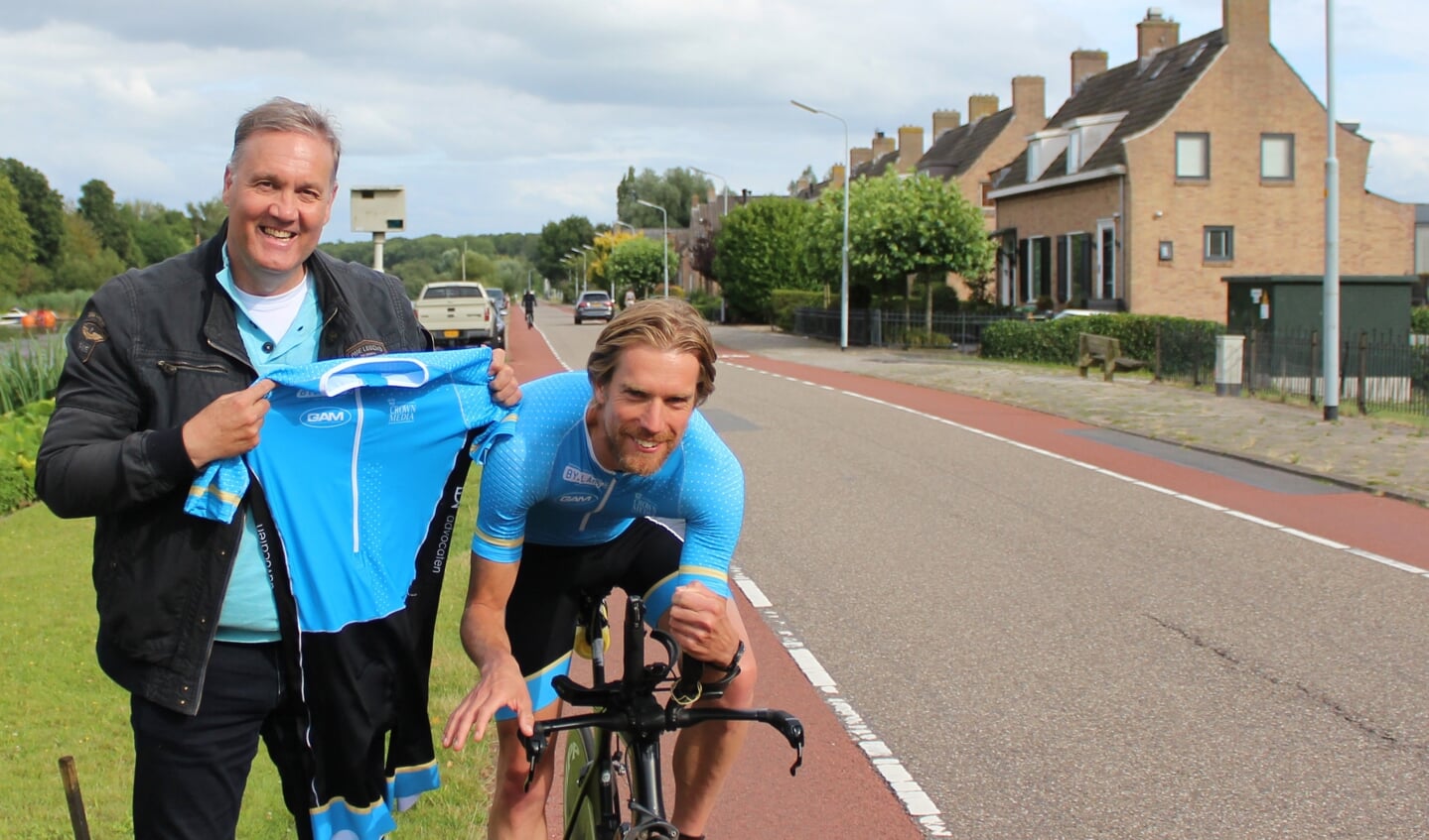 Jerry Helmers (l) van Crown Media en Erik Doornbos bij de Ringvaart van Haarlemmermeer in Badhoevedorp. Vaak het startpunt voor de dagelijkse fietstrainingen. 