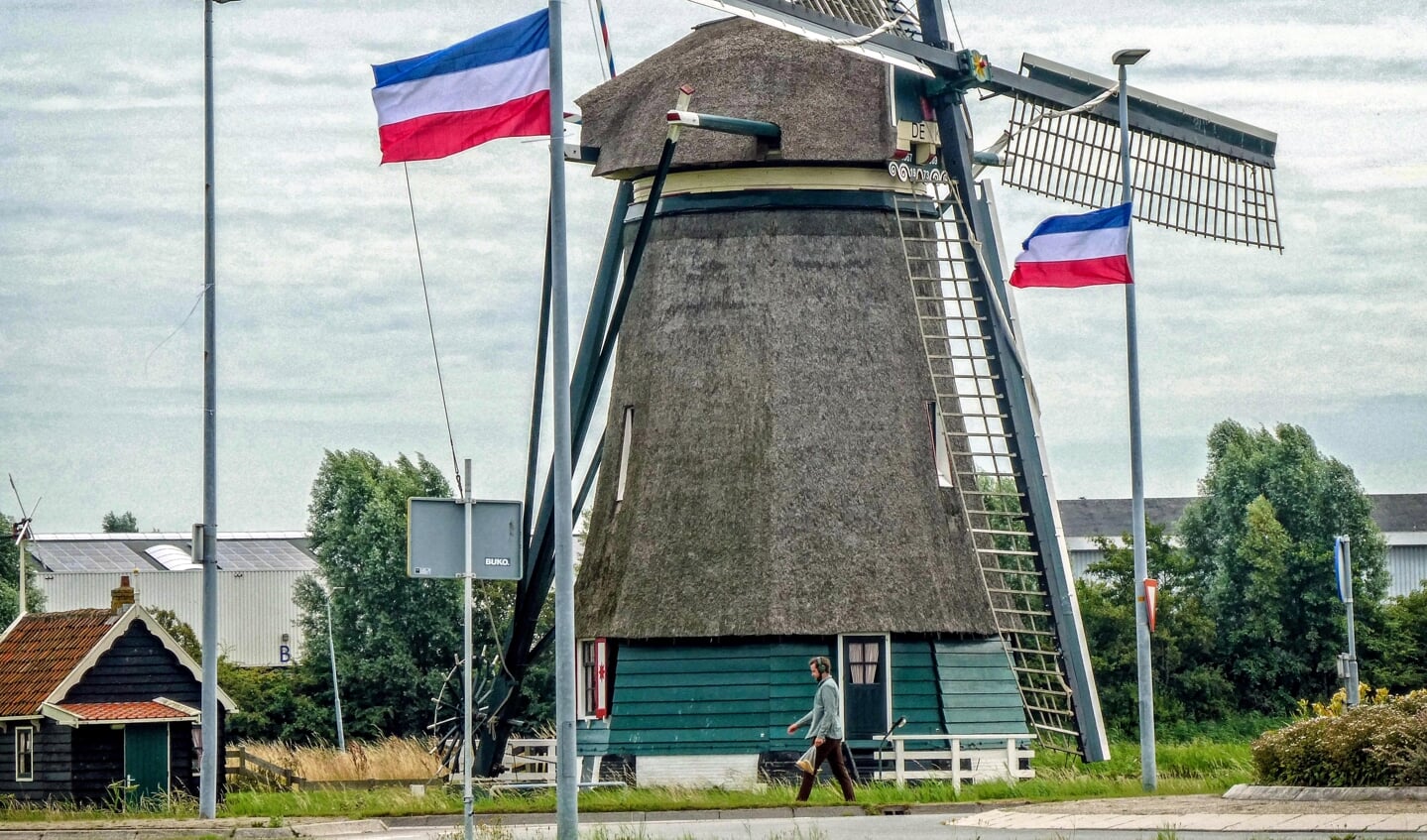 ‘Boerenvlaggen’ sieren de rotonde in de Geesterweg.
