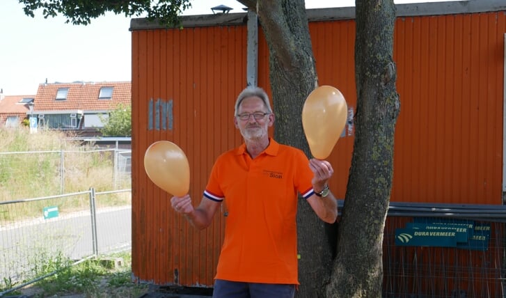Hans Broekhuizen, voorzitter van de Oranjevereniging Sion, kijkt vooral uit naar het optreden van het Westlandse Zeemanskoor.