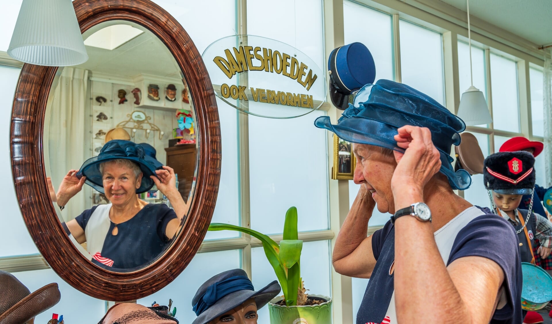 Wil vertelt bezoekers graag over de diverse hoeden in haar museum.