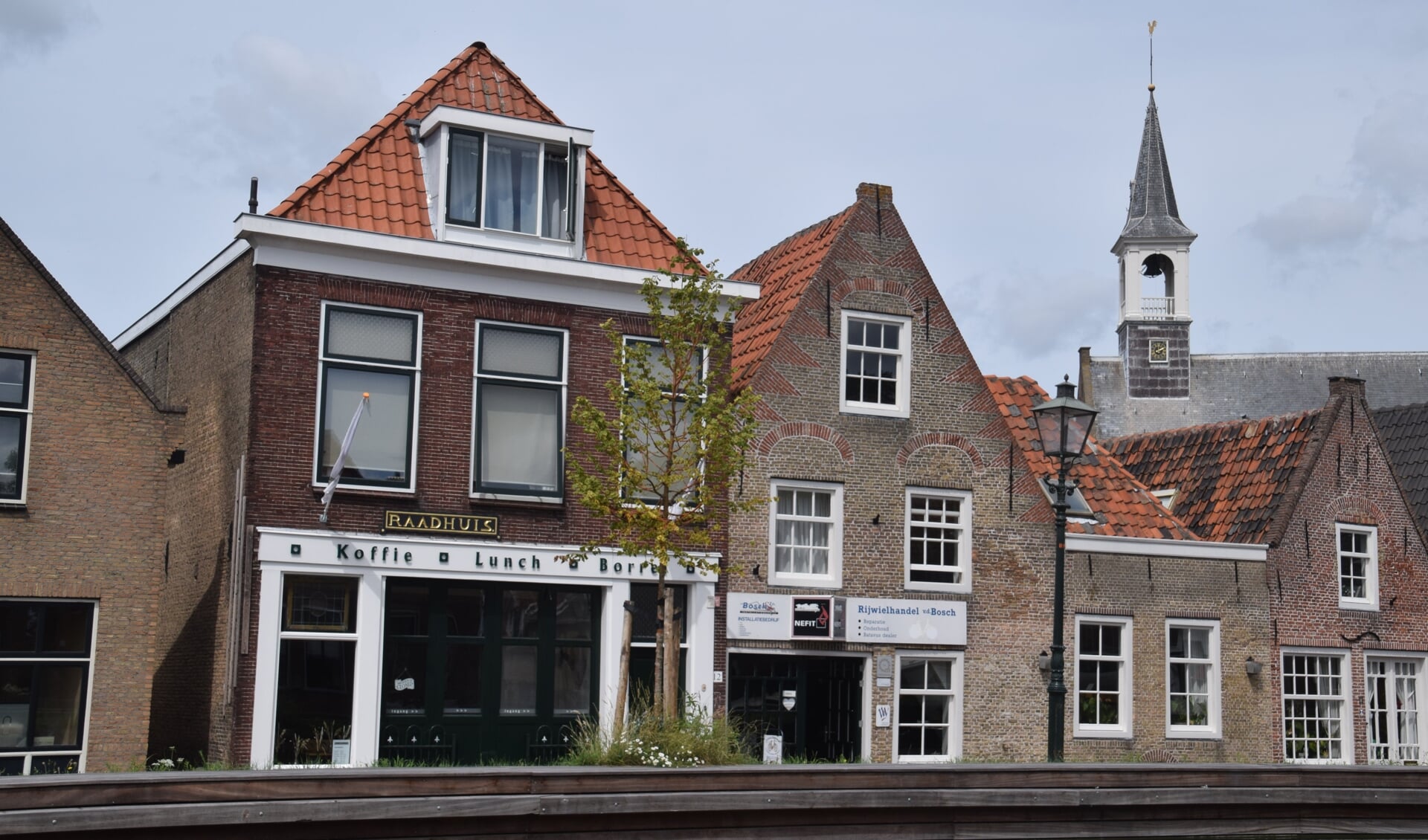 Het Raadhuis aan de Dorpsstraat; ooit het onderkomen voor raadsleden van Schipluiden. 