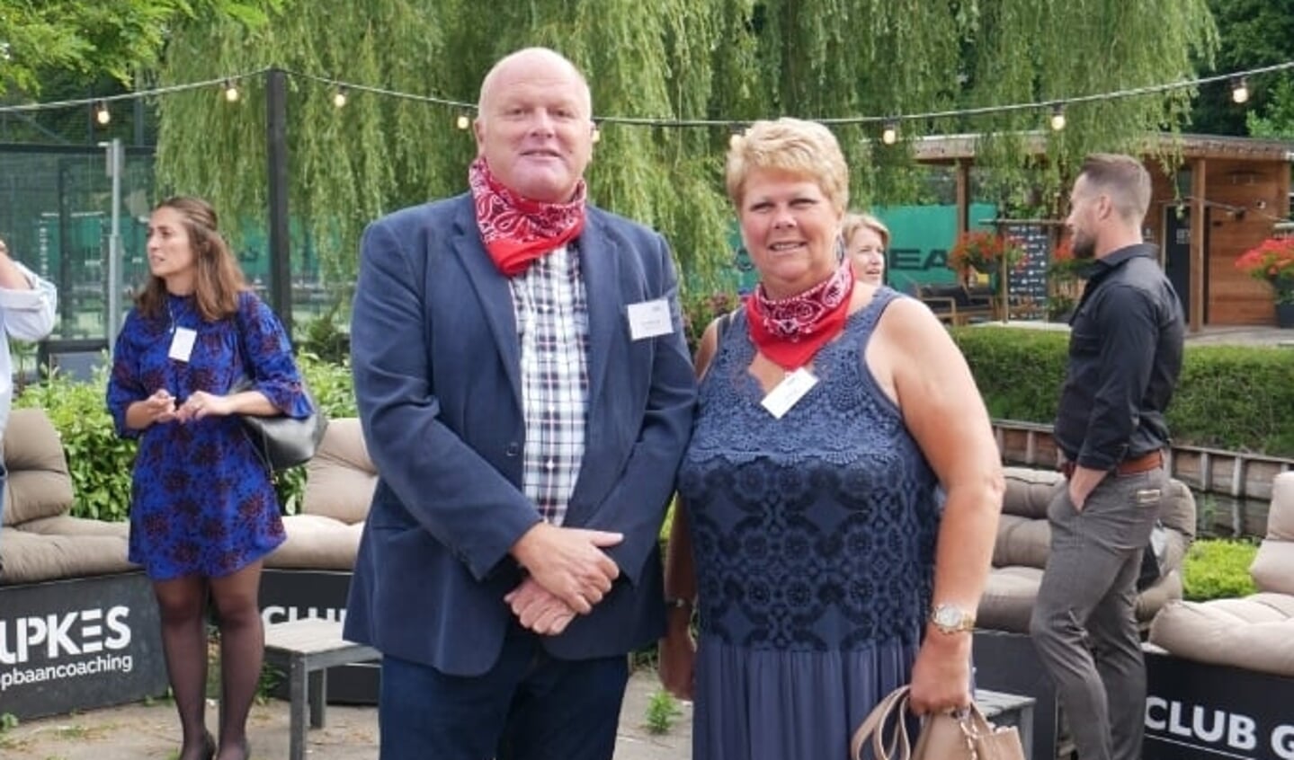 Marc Weterings en Nel Kames (Rijswijks-Belang) betuigden hun steun aan het boerenprotest op 5 juli met een boerensjaaltje.