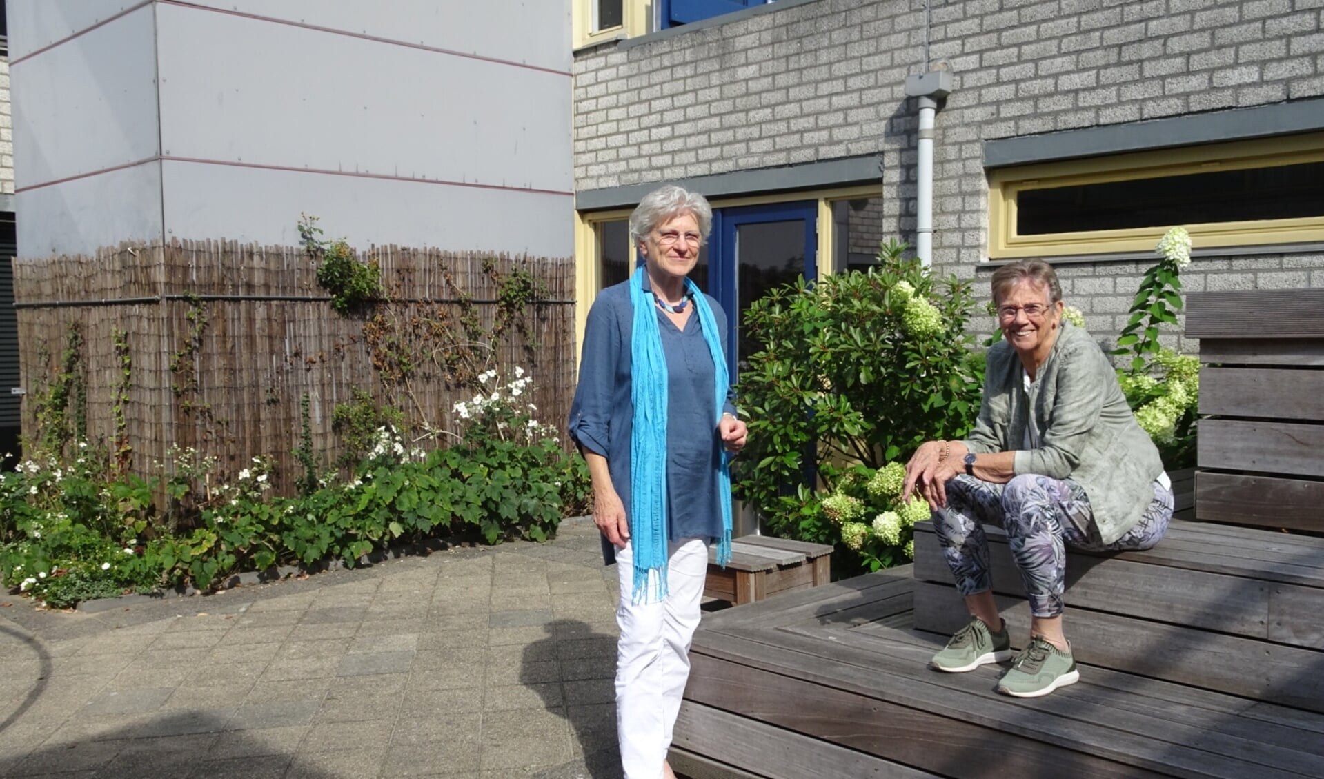 Erna Teule en Riet van Dijk: ‘Het is ontzettend belangrijk wat hier in gebouw De Bron gebeurt, en dit nu al vijftig jaar.’