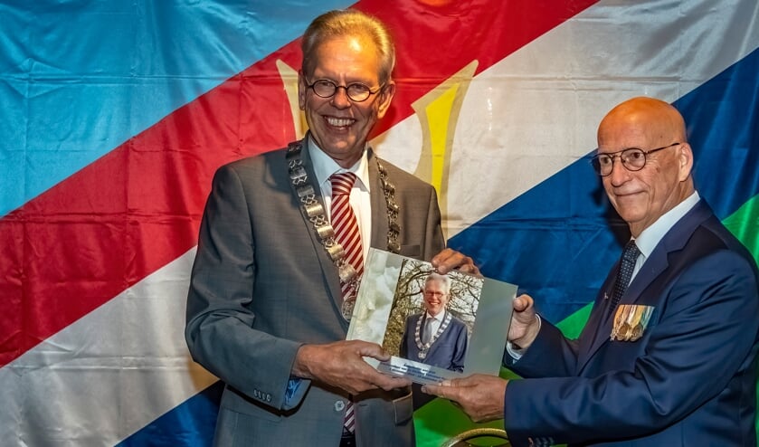 Peter Stiphout overhandigt de burgemeester het fotoboek.