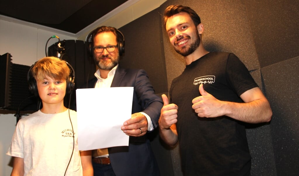 Onder begeleiding van Gabriël nemen Mark en zijn zoon Robert het nummer van Rick Astley op.