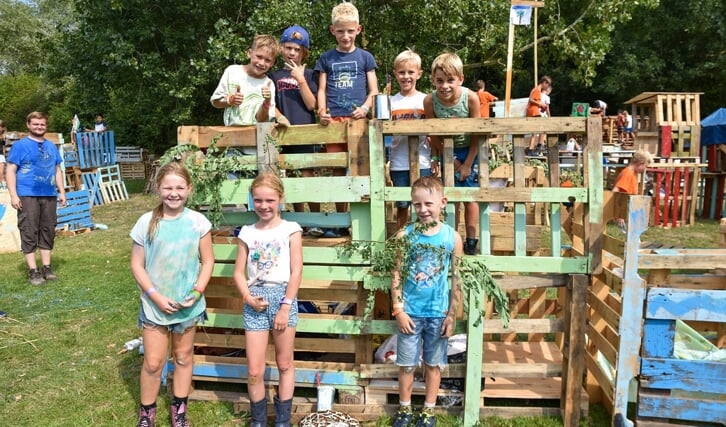 Jungle Fever bij Timmerdorp Heiloo 2022. De huttenbouwers zijn trots op hun bouwwerken.