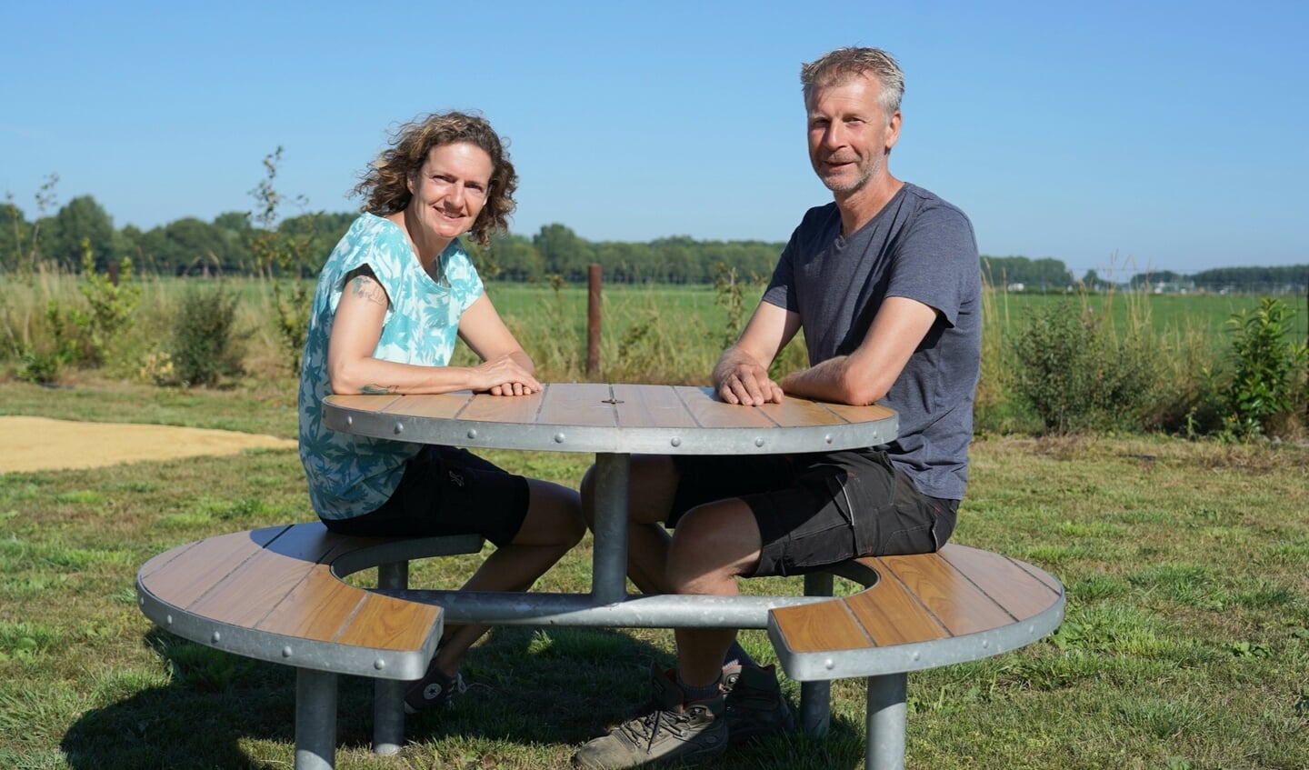 Daphne en Joost op de nu nog lege Camperplaats. Maar de eerste boekingen zijn al binnen.