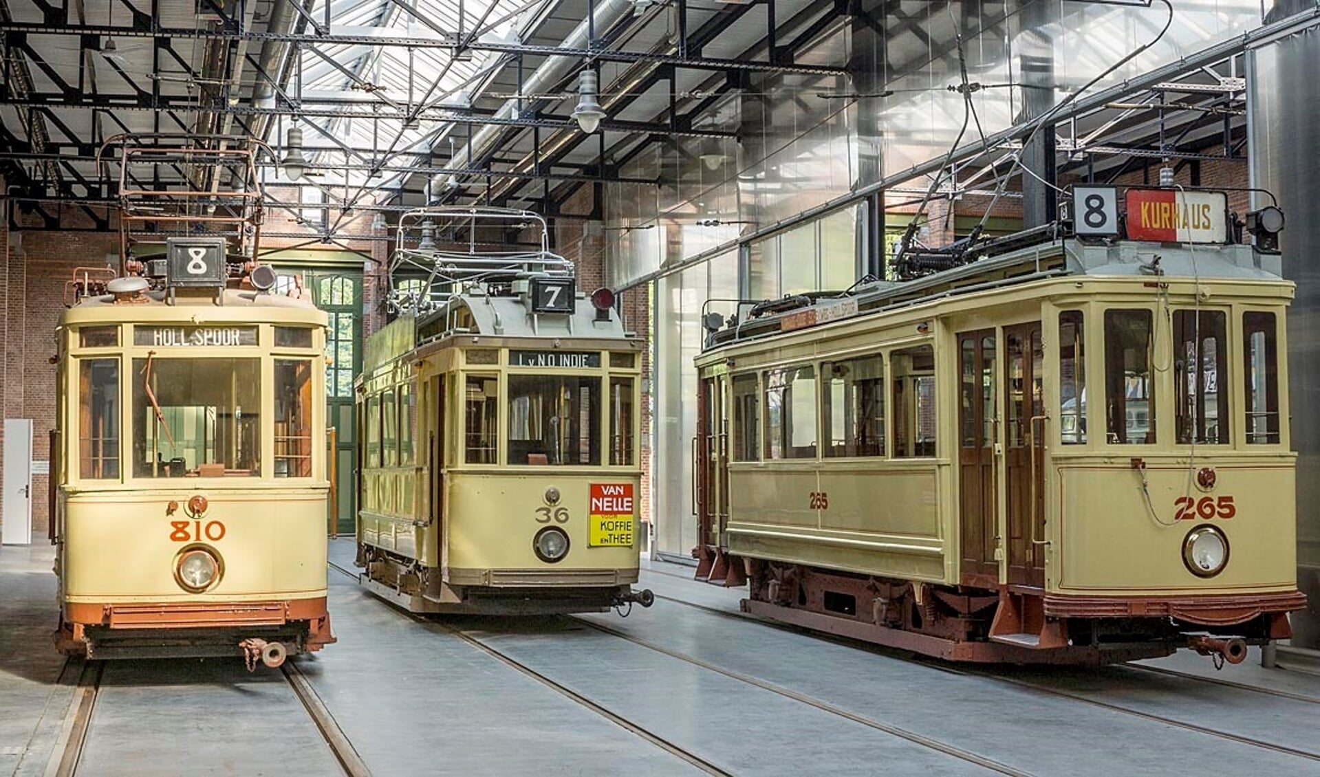 De historische tram die zondag met cultuur aan boord door Den Haag rijdt.