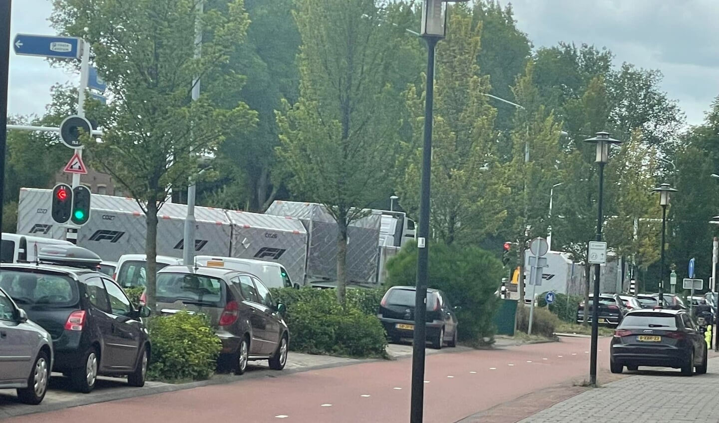 Ook de FIA vrachtwagens reden einde middag door Haarlem.