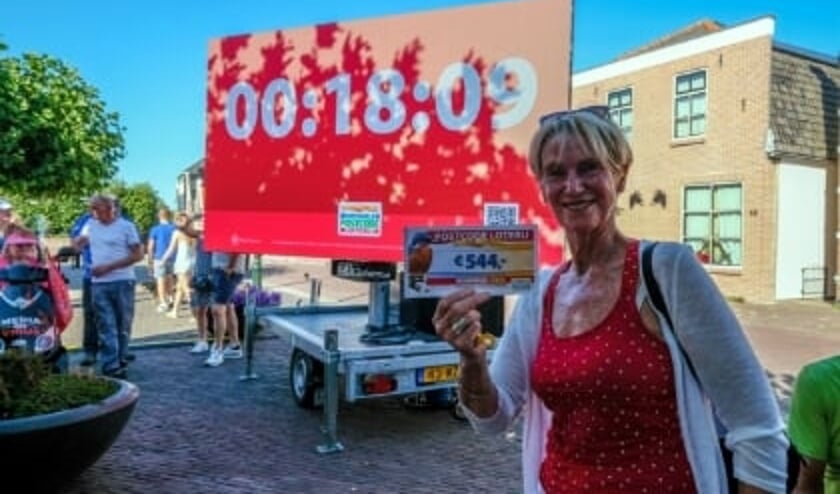 Deze inwoonster van de Middelweg weet nog niet, dat zij ruim achttien minuten later ruim een ton in ontvangst mag nemen.