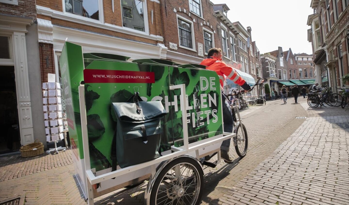 Dee schillenboer komt op de fiets in het centrum van Haarlem.
