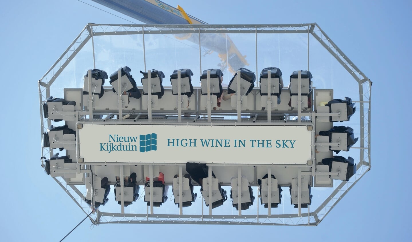 Genieten van hapjes en wijnen met de skyline van Den Haag op de achtergrond. 