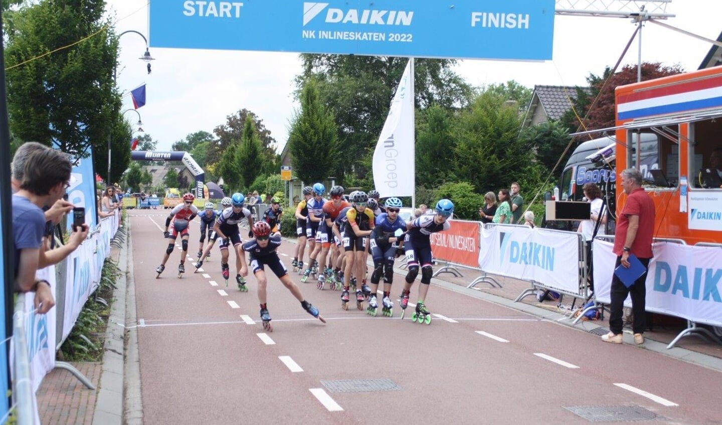 Skeeleraars stormen in hoge snelheid op de finishlijn af tijdens het NK inlineskate van 2022.