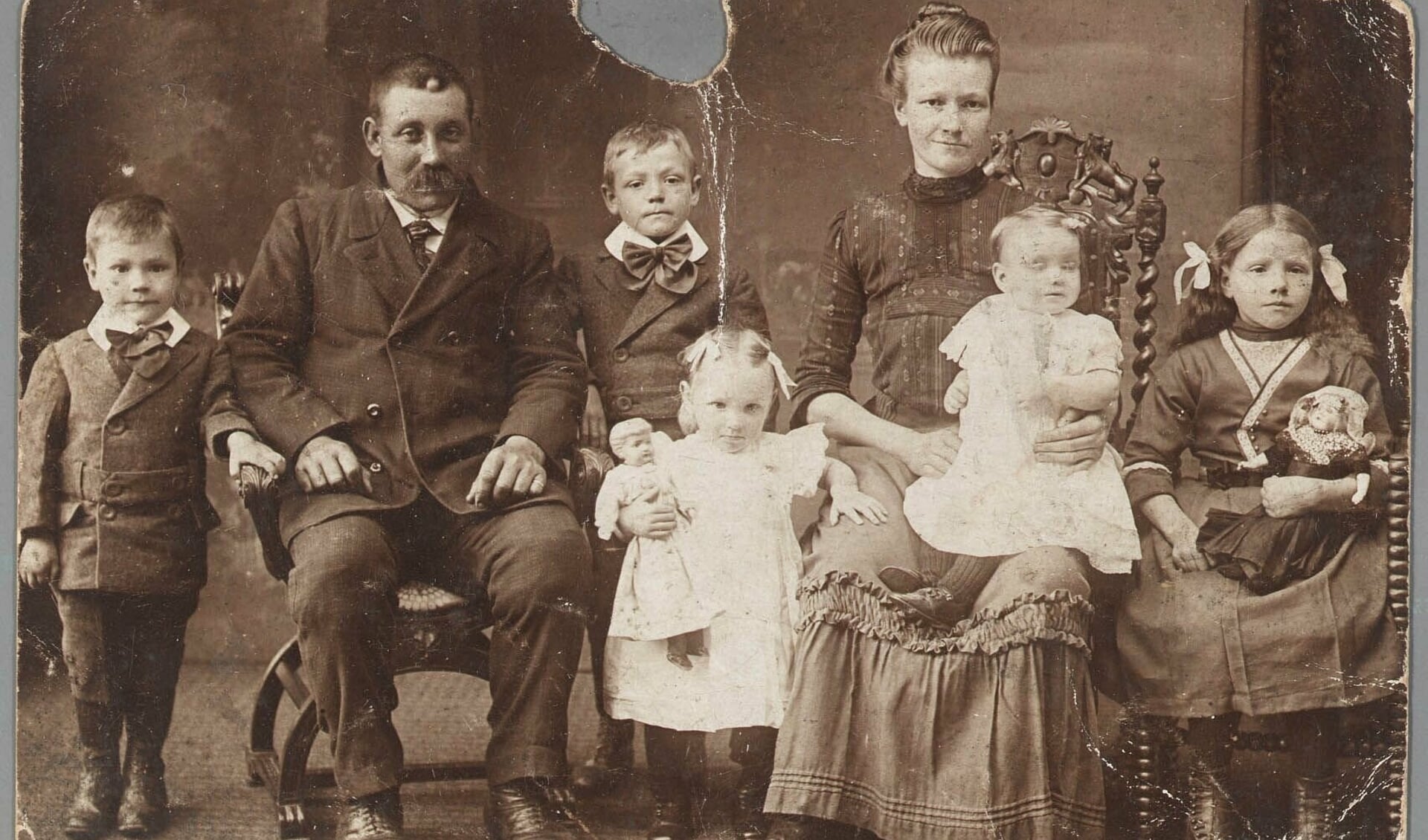 Familieportret uit de Zaanse Beeldbank (GAZ 21.33029).