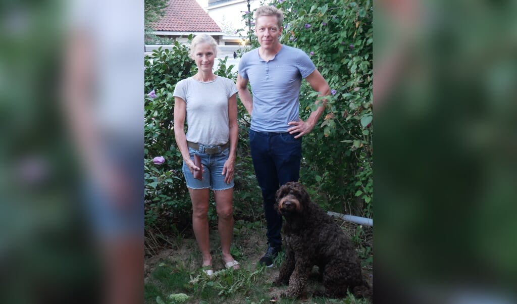 Ria Zonneveld (interim manager, getrouwd, twee dochters) en Erik Wissema (loopbaanadviseur, getrouwd, twee volwassen zoons) wonen in Leeuwendaal. Vóór hen zit Eriks hond Youp.