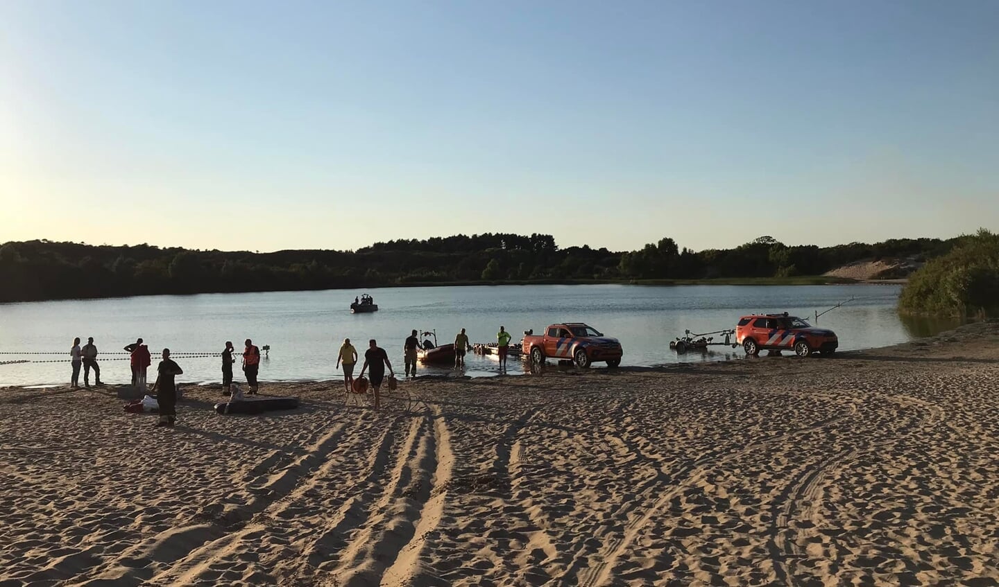 De zoektocht werd later uitgebreid met vrijwilligers in het water.