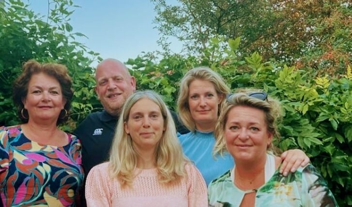 De teamleden van ‘Bakkum Bruist’. Remy Vels, Olga Jeffries, Ruth Stocker, Annelies Bus en Mireille Pieters.