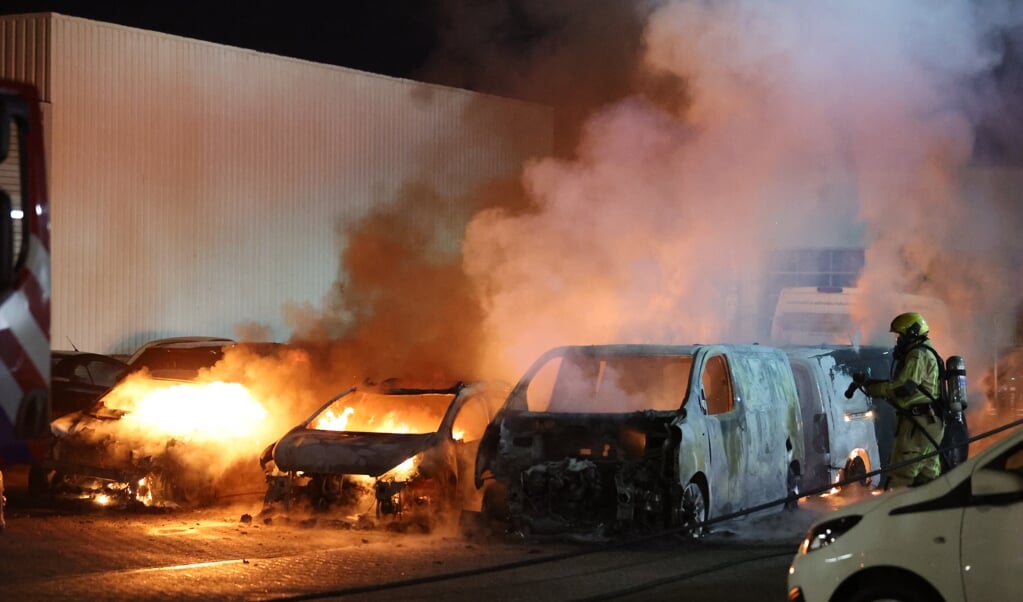 Vier auto's in vlammen op bij autodealer aan Kerketuinenweg