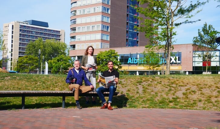 V.l.n.r. Robert Heijdemann, Debbie van Eijk (redacteur) en Coen Berendse (media-adviseur) op het Bogaardplein.